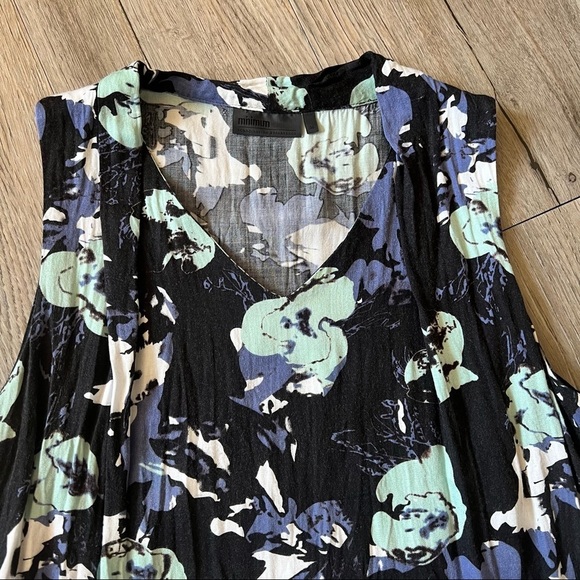 🔥SALE - Any 4 for $20. Minimum Sleeveless Top - Picture 2 of 4